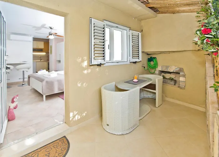 Guest house Jure Hvar Town