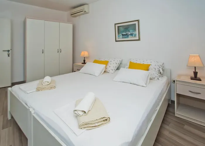 Guest house Jure Hvar Town