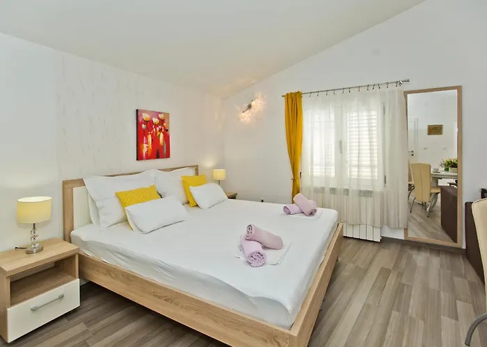 Guest house Jure Hvar Town