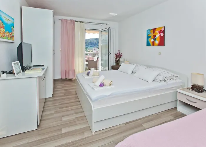 Guest house Jure Hvar Town