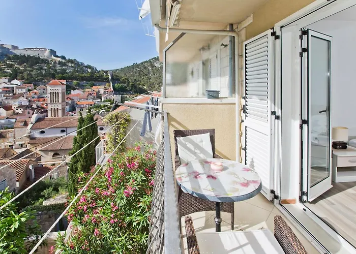 Guest house Jure Hvar Town